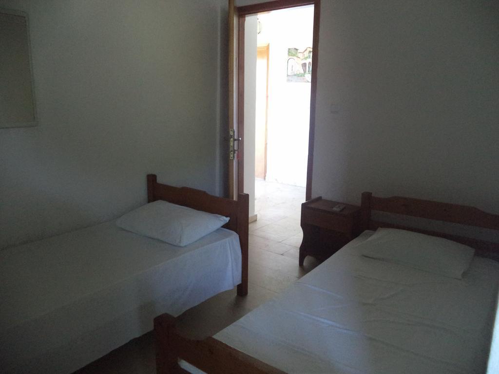 Pension Lakis Prínos Buitenkant foto