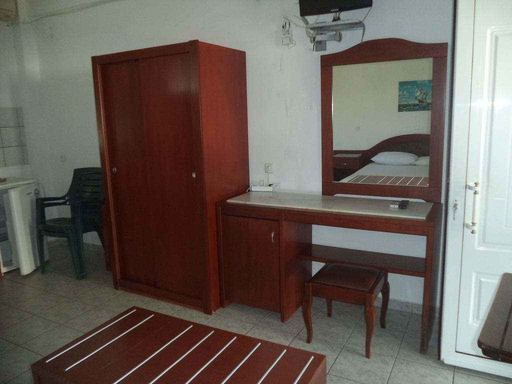 Pension Lakis Prínos Buitenkant foto