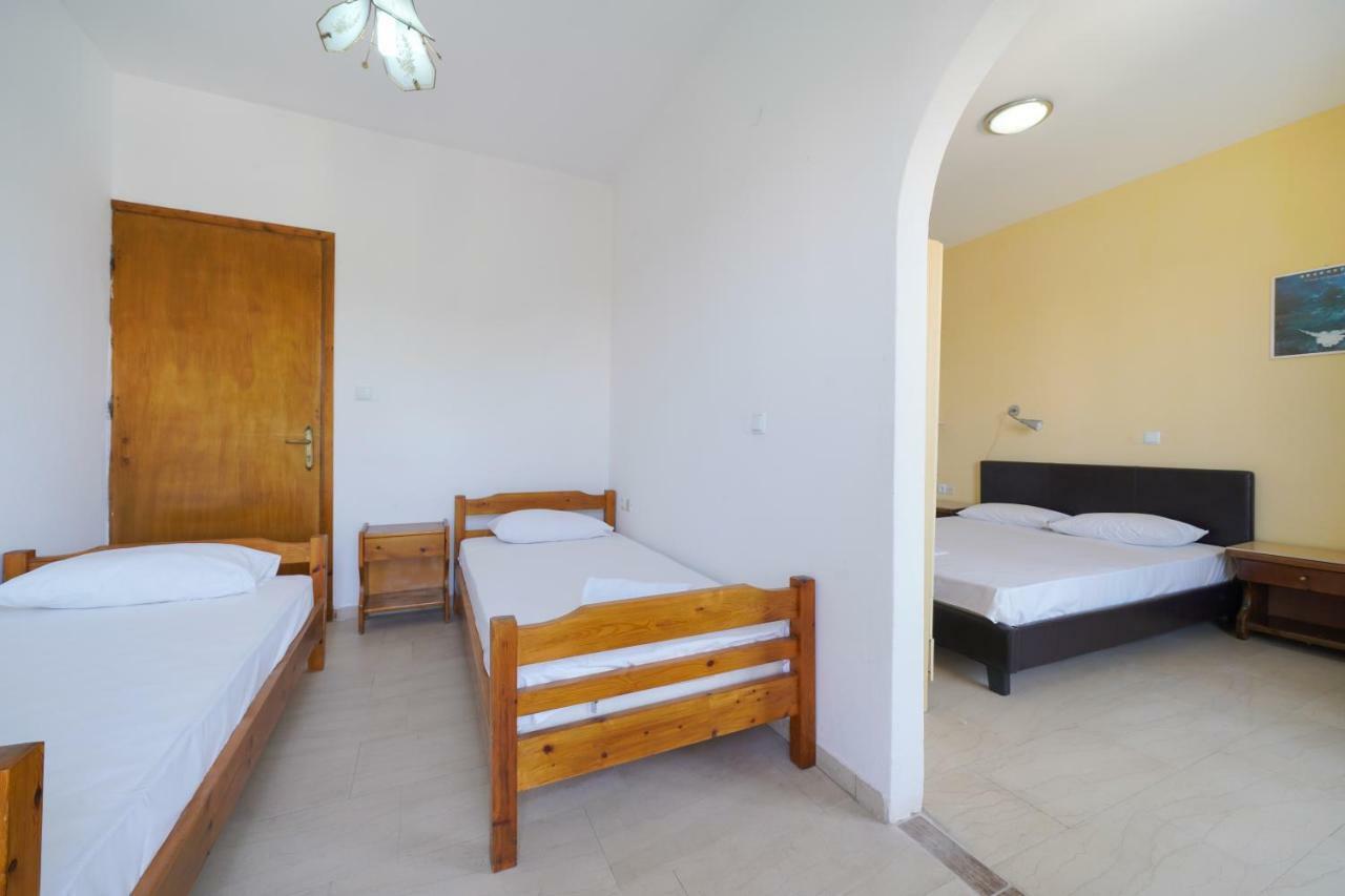 Pension Lakis Prínos Buitenkant foto