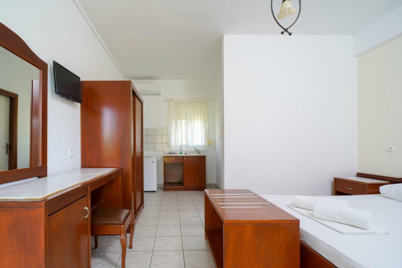 Pension Lakis Prínos Buitenkant foto