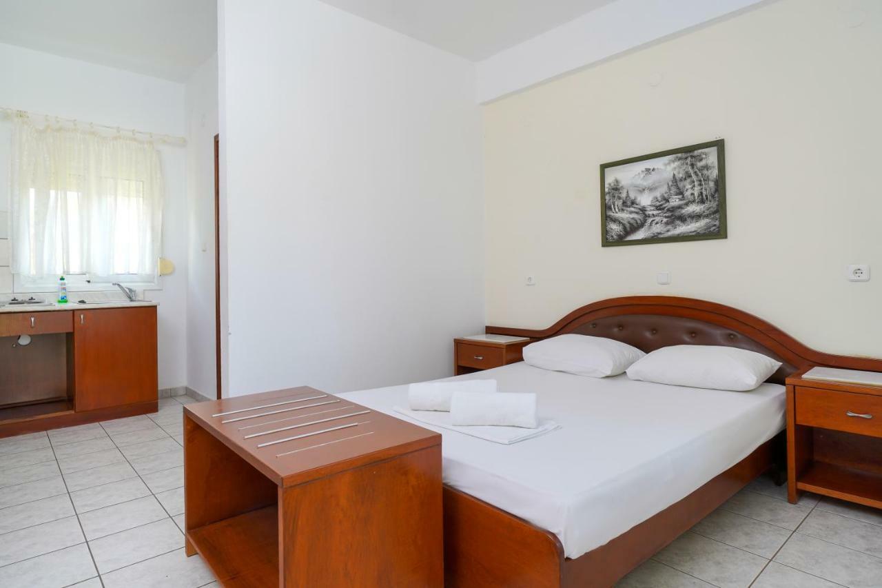 Pension Lakis Prínos Buitenkant foto